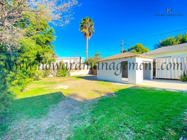 Building Photo - Lovely home with extra large backyard, con...