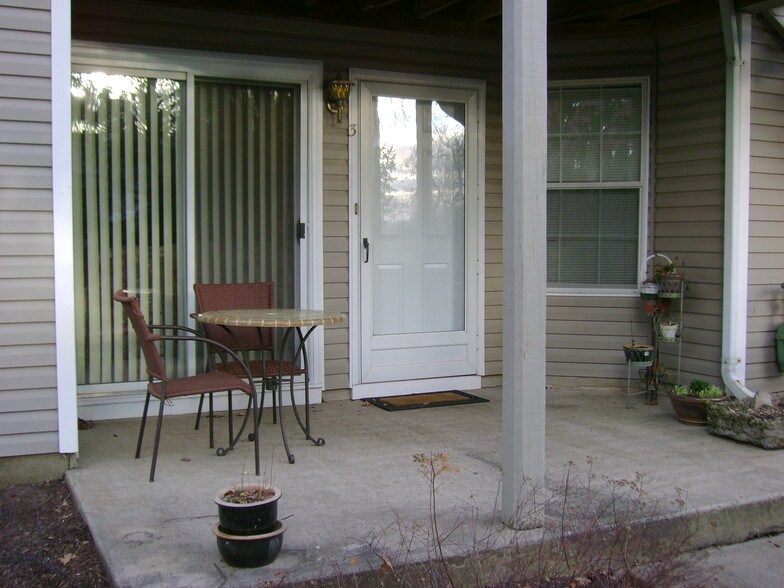 Building Photo - 5 Cedar Ct