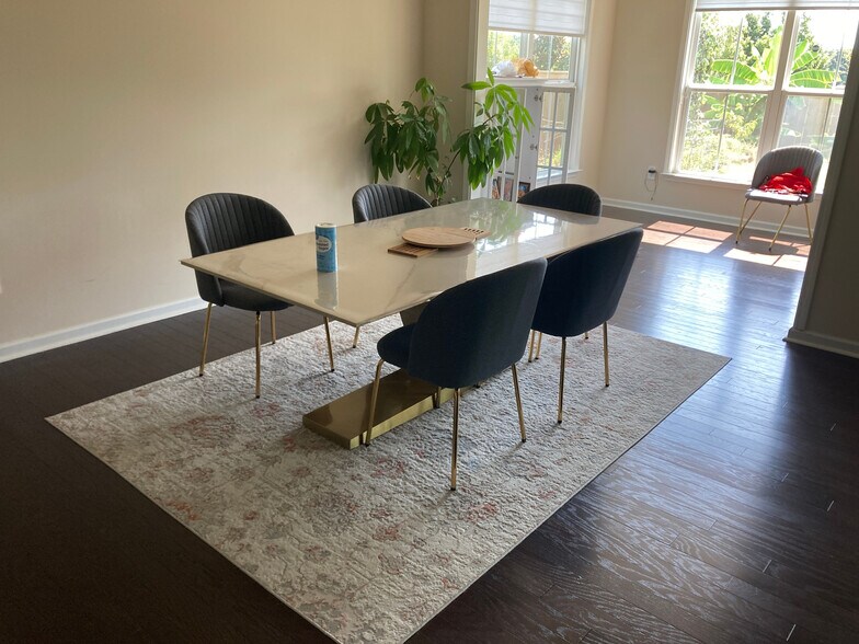 Building Photo - Room in House on Aintree Ave