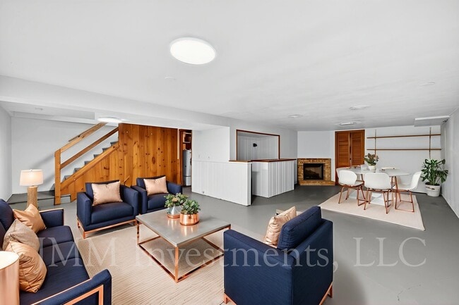 Building Photo - 4015 Greenmeadows Dr