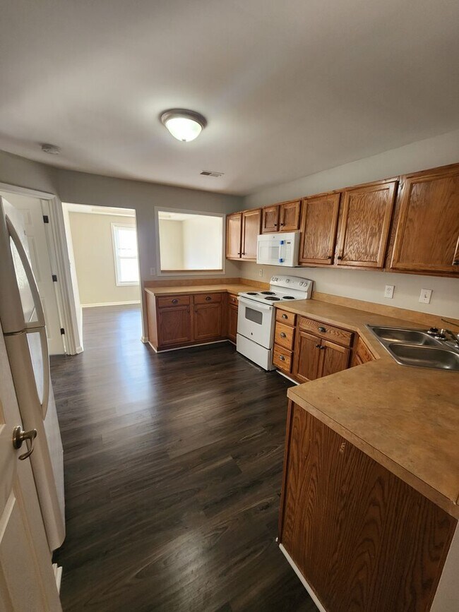 Building Photo - Beautiful 2 bedroom 2 full bath condo clos...