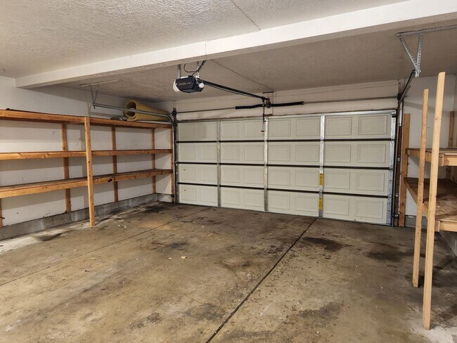 Building Photo - 4 Bd  2.5 Bath Home in West Jordan