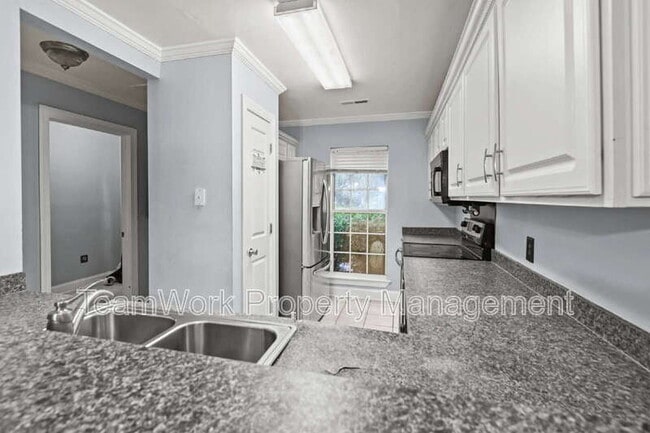 Building Photo - 5914 Tampa St