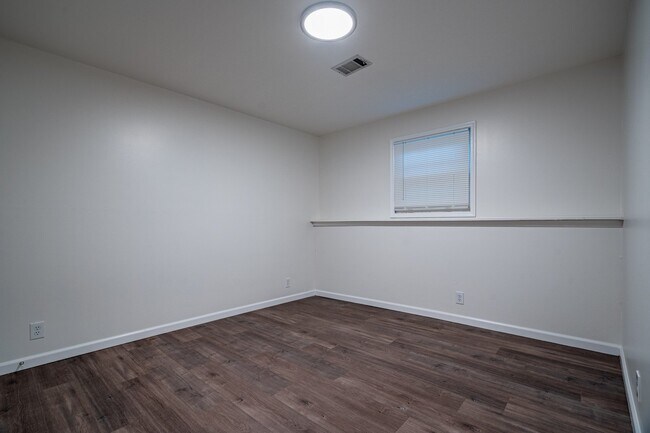 Building Photo - Stunningly renovated 4 bedroom 3 bathroom ...