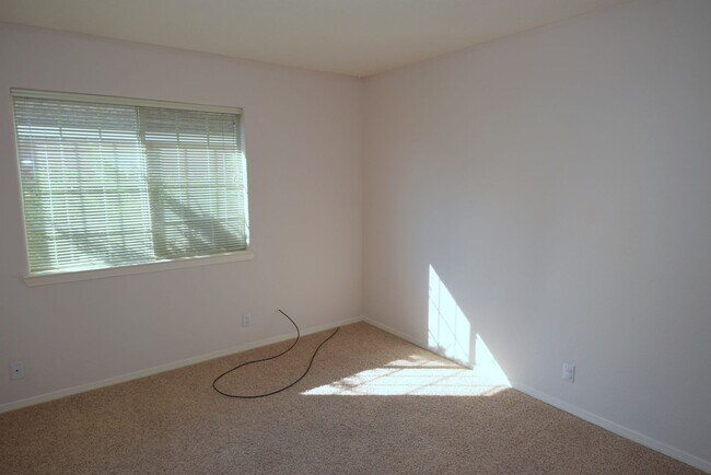 Building Photo - 3 Bedroom, 2 bath, 2 living areas, La Cueva area
