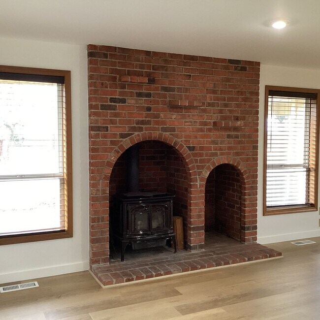 Building Photo - Ranch Style Rambler located in Stannwood