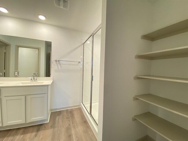 Building Photo - 123 Sweetwater Crk Ln