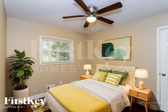 Building Photo - 1855 Shamrock Dr