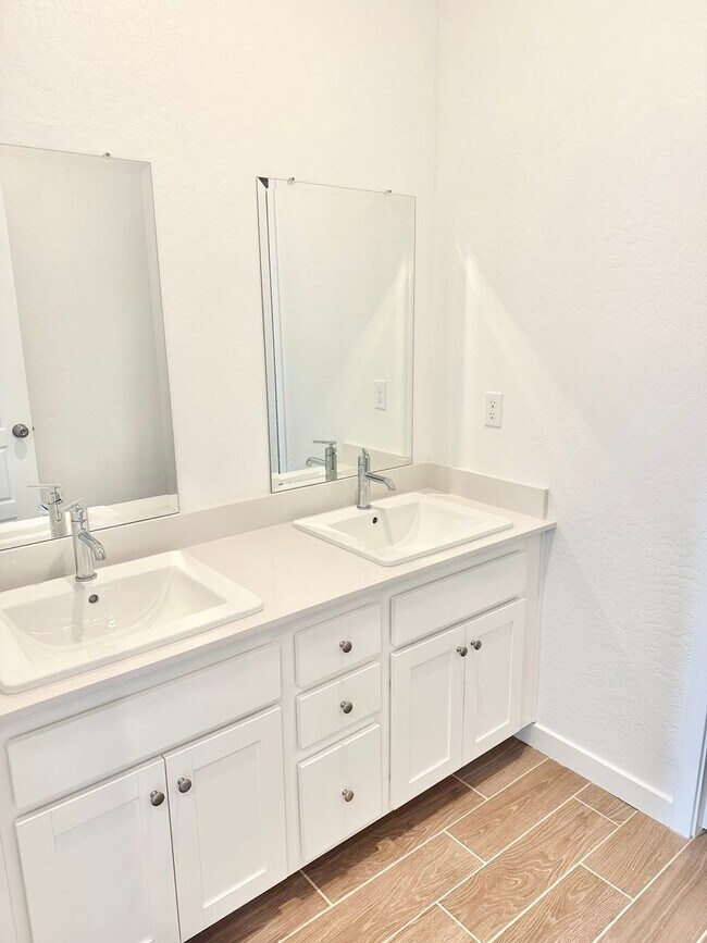 Building Photo - BRAND NEW 5/3 Lennar In Riverstone Community