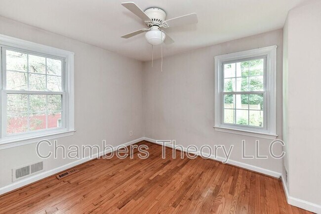 Building Photo - 419 S Barton St