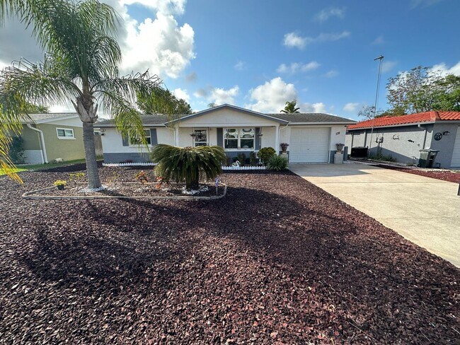 Building Photo - Beautiful 2 bedroom home with fenced in backyard