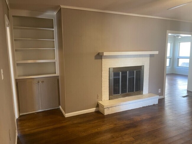 Building Photo - Large 1960's Home Near 21st & Sheridan!