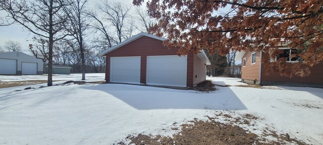 Building Photo - 5 Bedroom Home