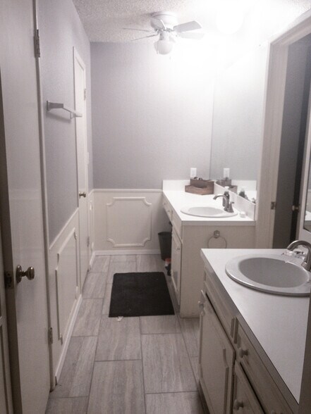 Building Photo - 2405 Stutz Plz