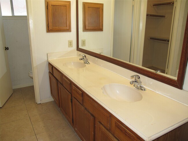 Building Photo - 2526 Doverglen Dr