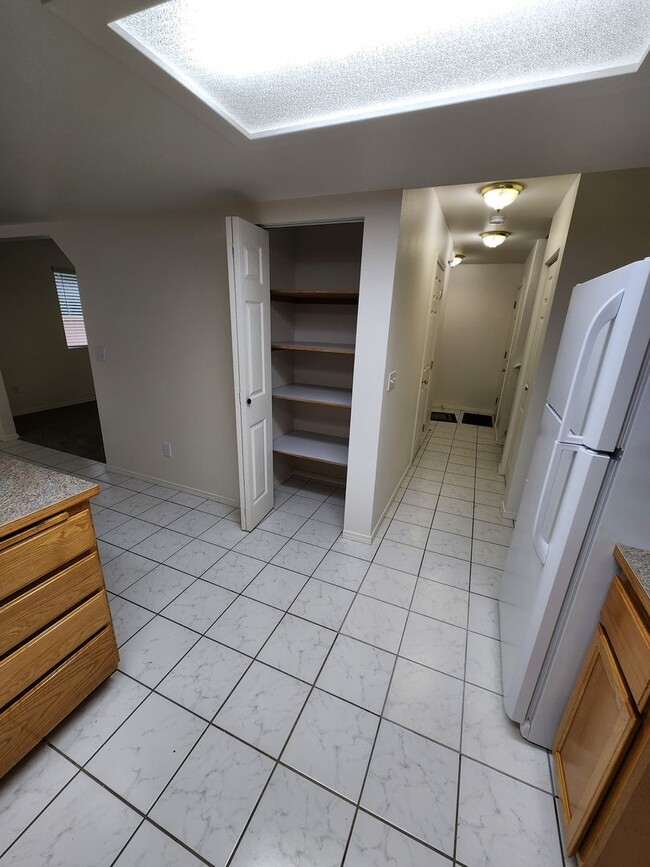 Building Photo - Spacious 3-Bed Duplex Retreat in Tacoma: 1...