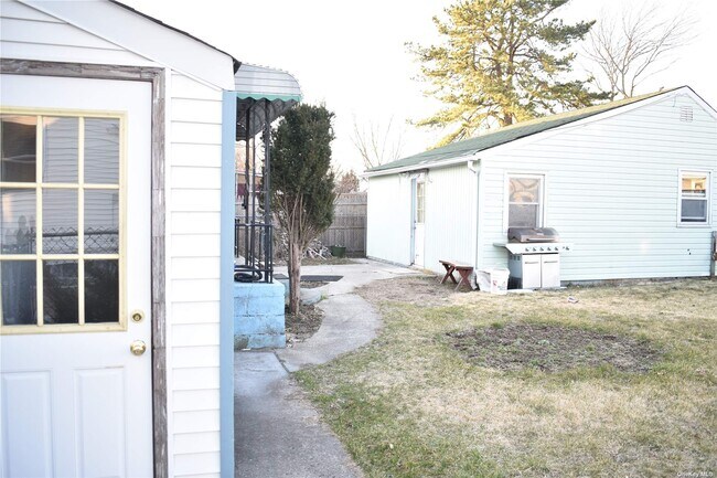 Building Photo - 103 Bethpage Rd