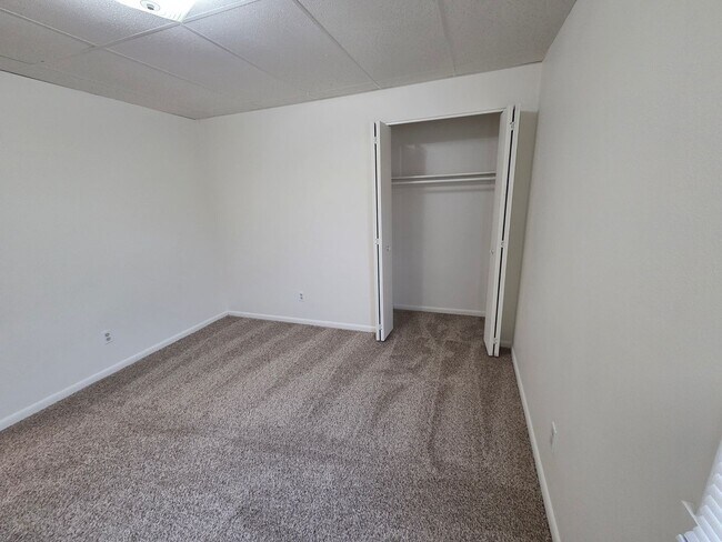 Building Photo - 2 Bed Apartment in the Heart of Golden!