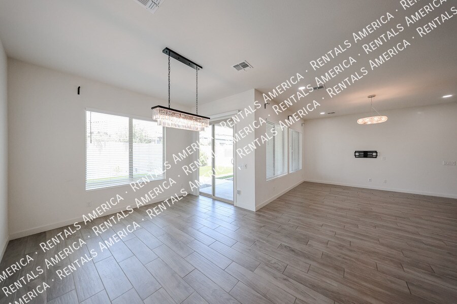 Building Photo - 1530 E San Carlos Way