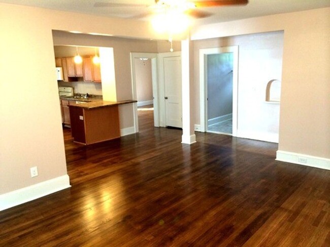 Building Photo - Lovely 3 Bedroom 2 Bath home. Available Now!