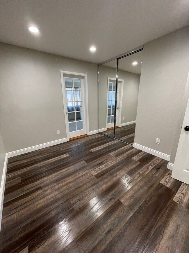 Building Photo - 3 Bedroom 2 Bathroom Home in Huntington Beach with Air Conditioning