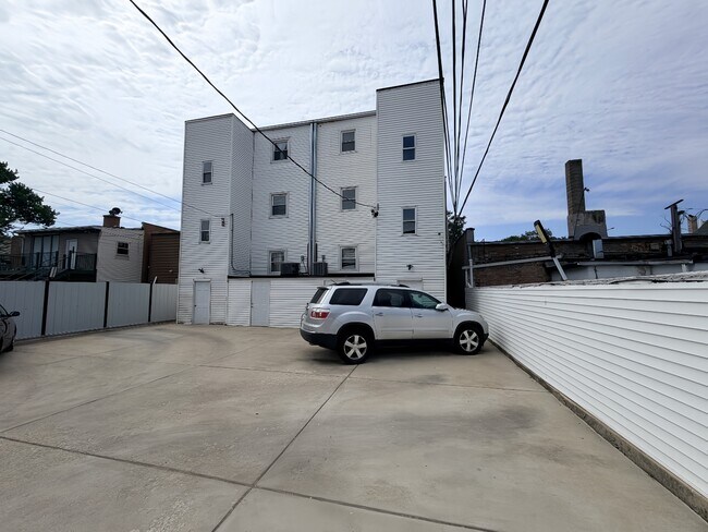 Building Photo - 3914 W Diversey Ave
