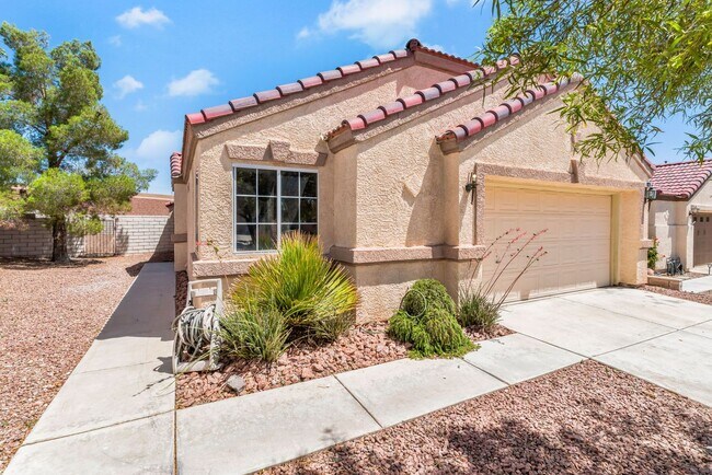 Building Photo - Charming Single-Story Living with Spacious Comfort!