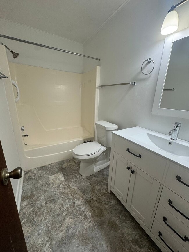 Building Photo - Charming and Spacious 2BR/2BA Townhome in Central Tallahassee