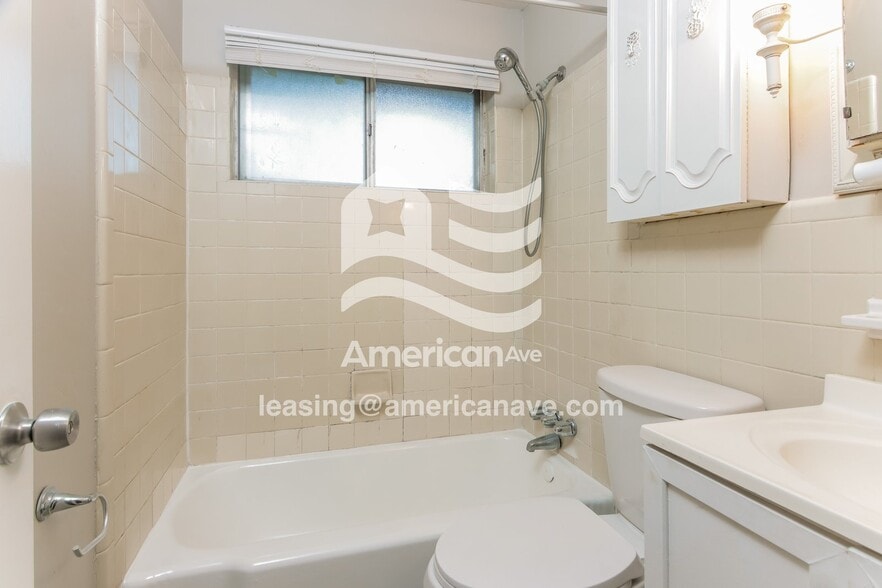 Building Photo - 939 Rosewood Dr