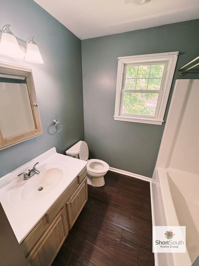 Building Photo - Wealthy St 4 bed 2 bath Single Family Home