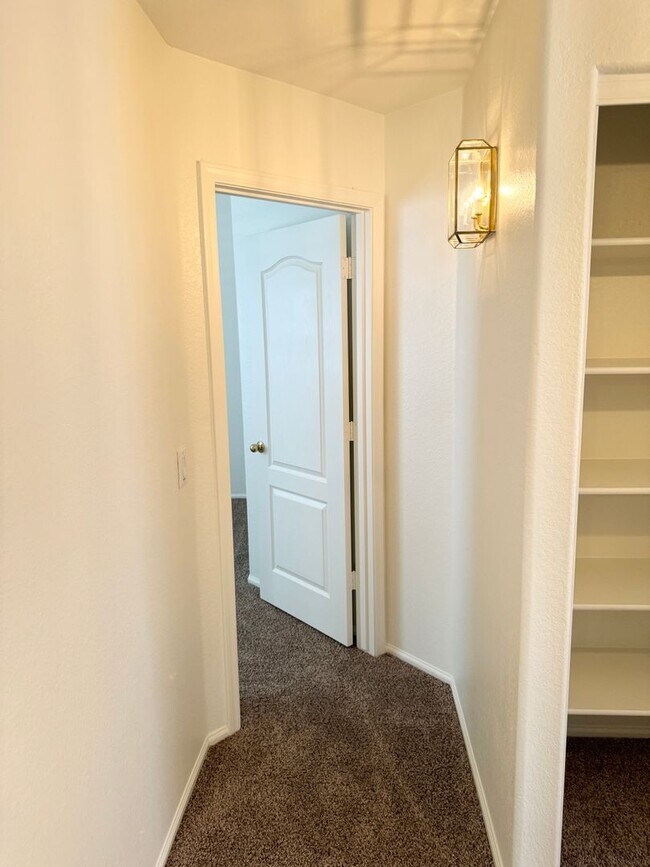 Building Photo - Fantastic 4 Bedroom/2 Bath Single Level Ho...