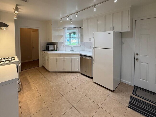 Building Photo - 4070 McDermed Dr