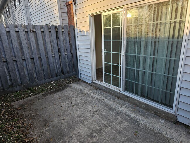 Building Photo - Townhome