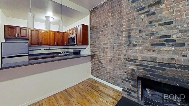 Building Photo - 251 W 26th St