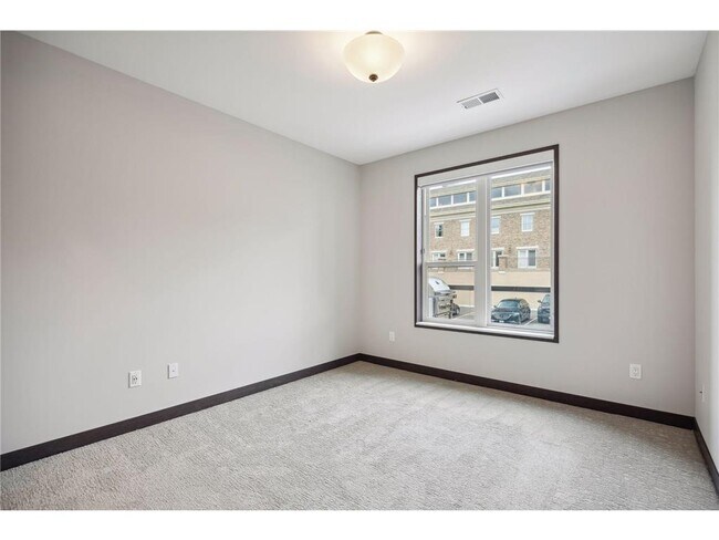 Building Photo - 253 Lake St E