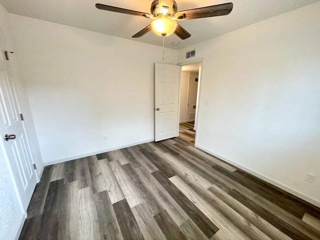 Building Photo - Beautifully Remodeled Large 3 Bedroom 2 Ba...