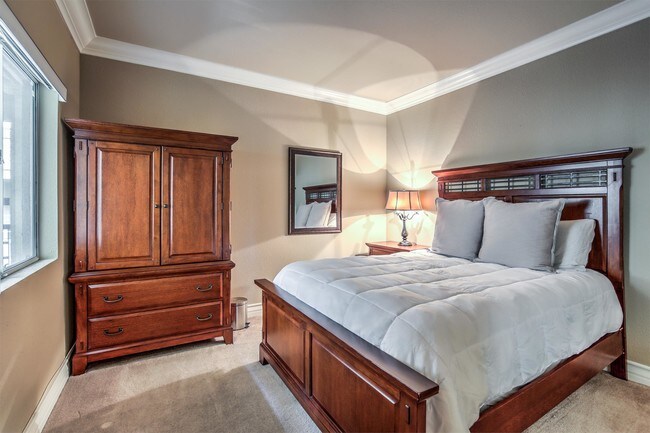 Building Photo - 230 E Flamingo Rd