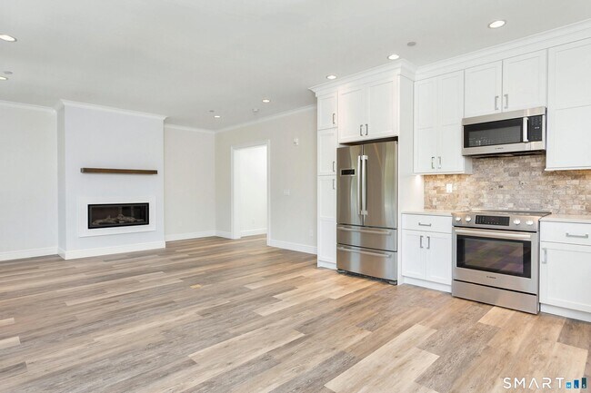 Building Photo - 1958 Post Rd