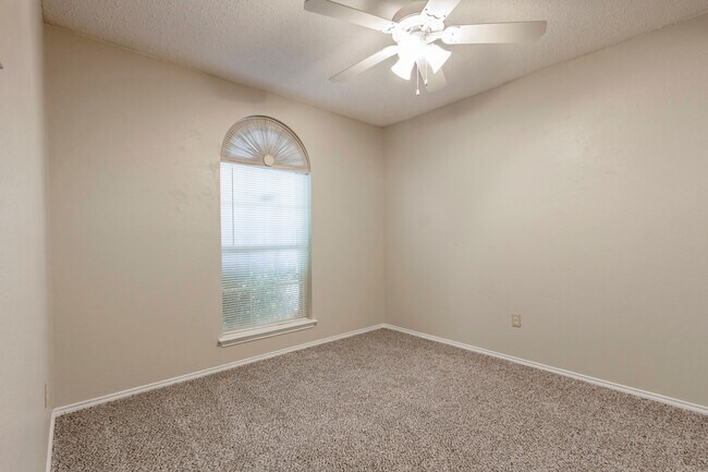Building Photo - Adorable 3-2-2 in Cedar Hill!