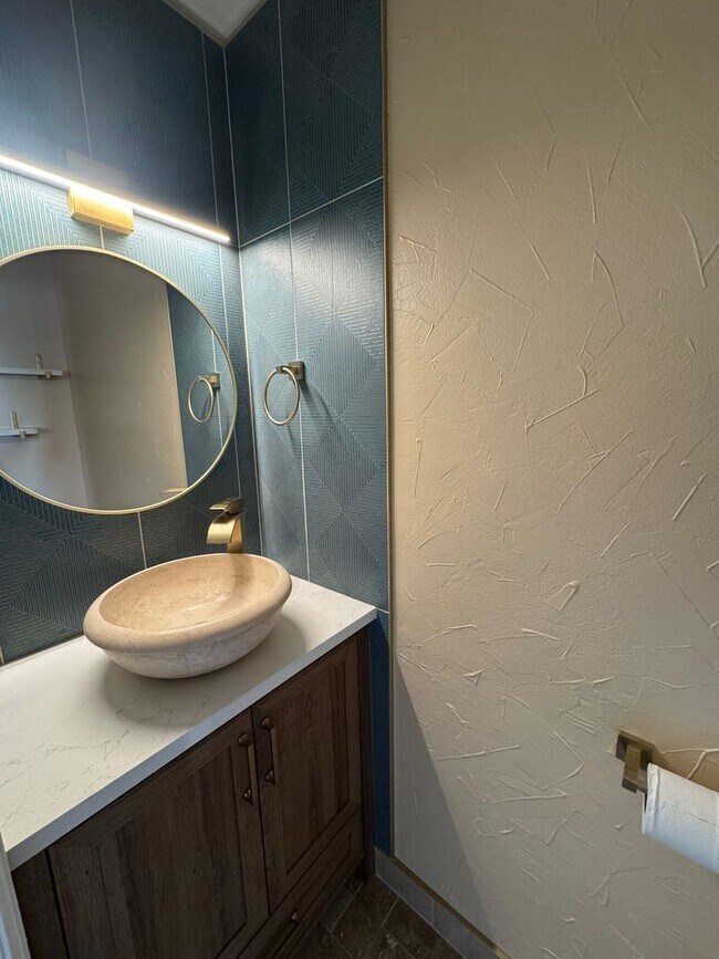 Building Photo - 5 Bedroom Home in Broadmoor Bluffs