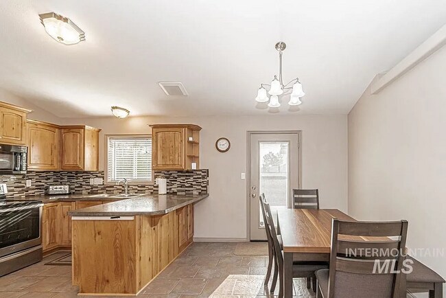 Building Photo - 2221 Frontier Dr