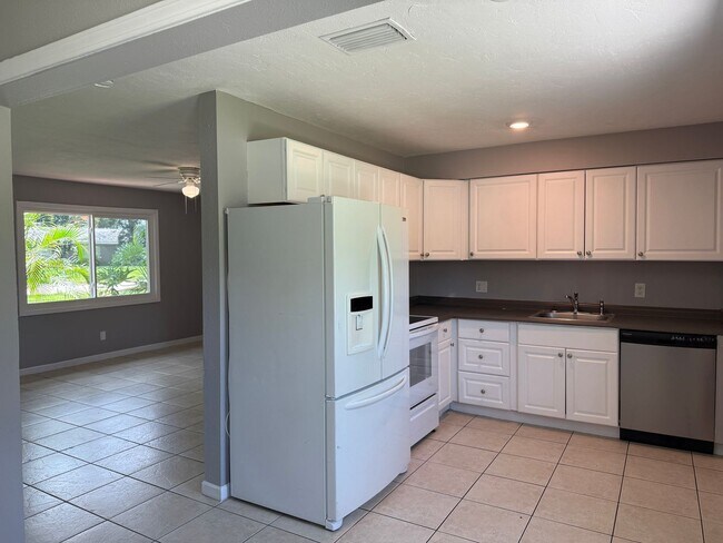 Building Photo - 3 Bedroom 2 Bath Single Family Home