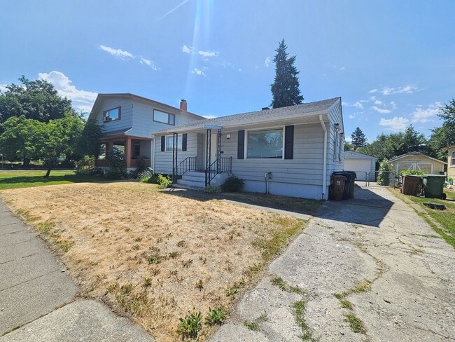 Building Photo - $1,700 - 2 Bed / 1 Bath Charming Rancher H...