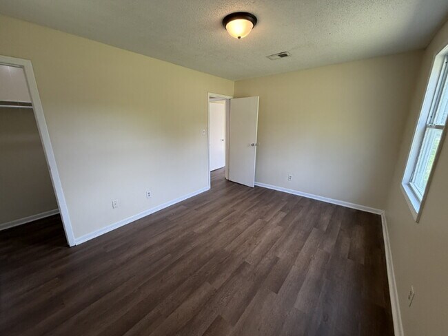 Building Photo - Duplex for Rent
