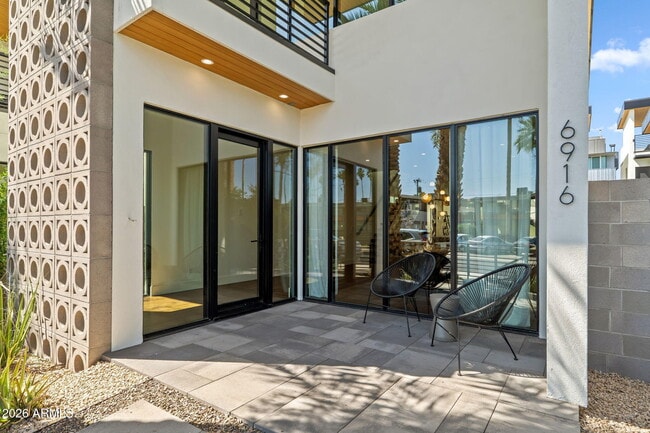 Building Photo - 6916 E 2nd St