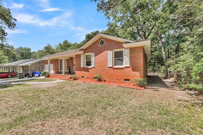 Building Photo - Solid Brick Home on Nearly Half an Acre — Space, Privacy & Charleston Convenience