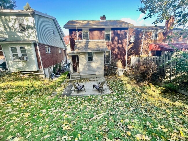 Building Photo - 3 Bedroom 1.5 Bath in Dormont! Off Street ...