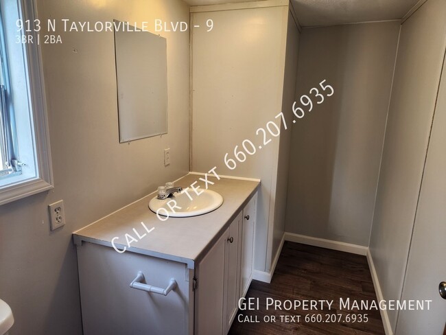 Building Photo - 913 N Taylorville Blvd