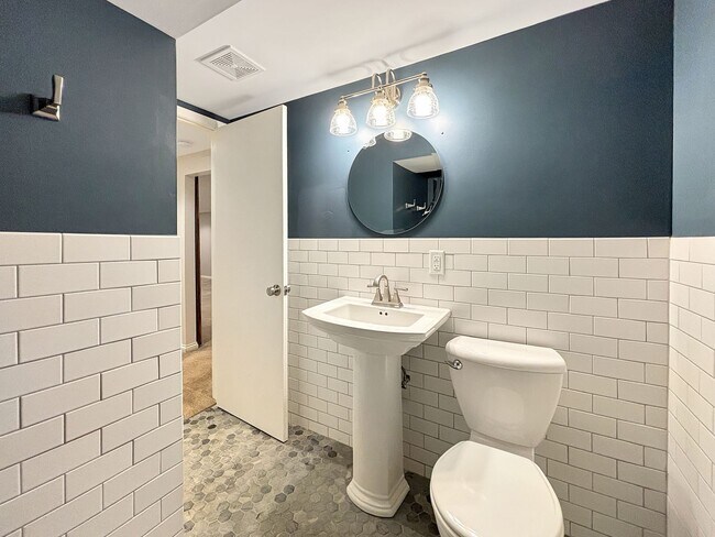 Building Photo - 303 Monroe Ave S