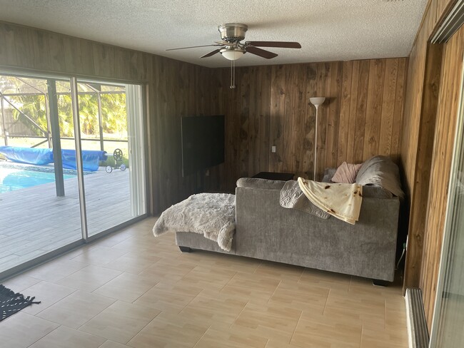 Florida room that can also serve as a 4th bedroom - 767 SW Ravenswood Ln